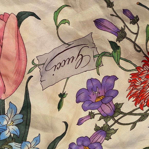 EUC Vintage GUCCI silk scarf RARE floral design - Picture 2 of 4